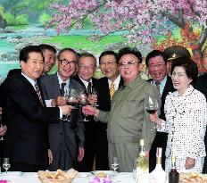 2 Kims make a toast during luncheon meeting in Pyongyang